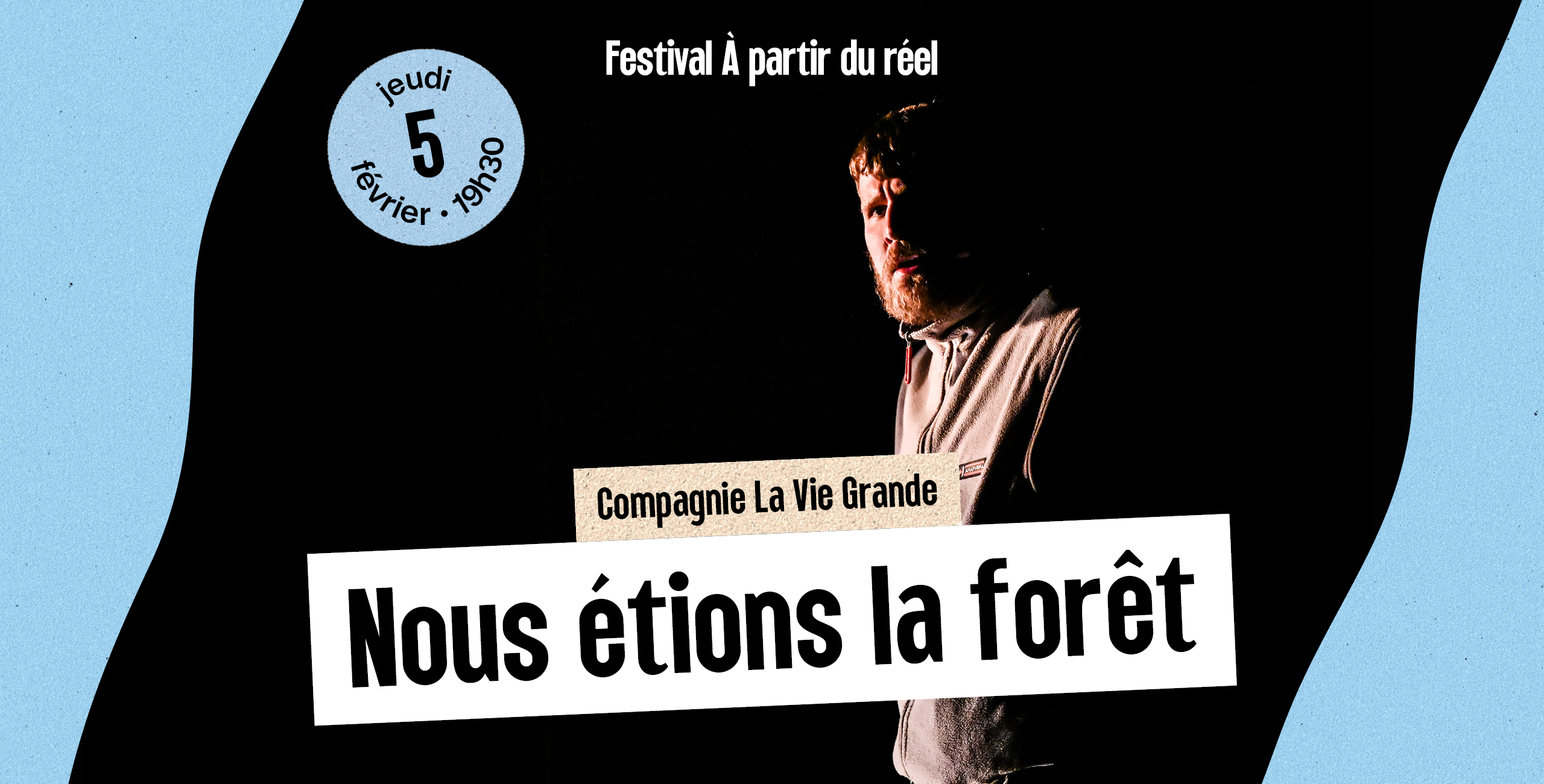Festival À partir du réel – Slide d’accueil Visuel du festival À partir du réel : sur un fond bleu, des bras et mains entrelacés s’élèvent vers le ciel. Le texte annonce “Découvrez le programme ! Festival À partir du réel – théâtre, rencontres, expositions, littérature – du 8 janvier au 11 février”