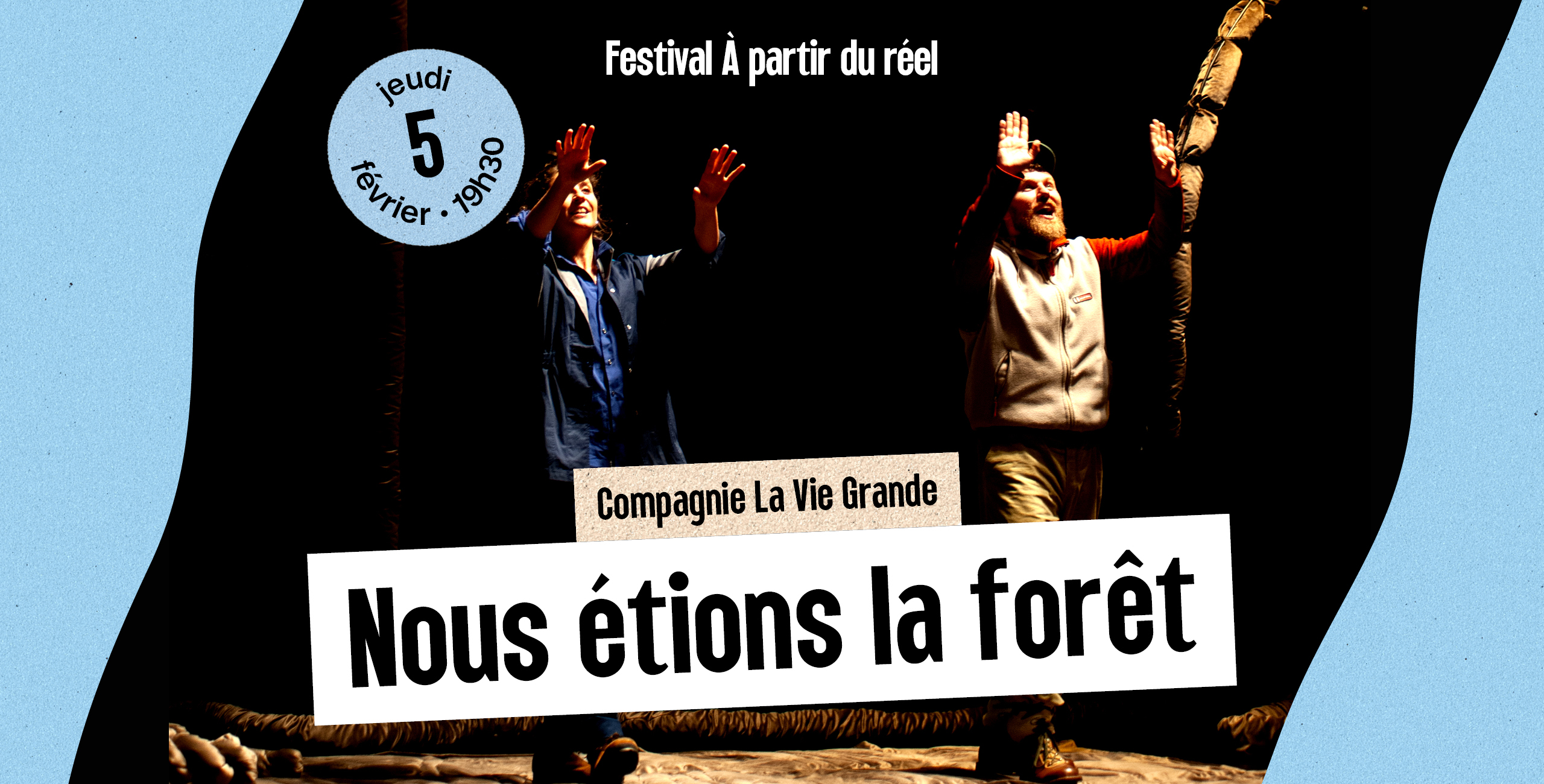 Festival À partir du réel – Slide d’accueil Visuel du festival À partir du réel : sur un fond bleu, des bras et mains entrelacés s’élèvent vers le ciel. Le texte annonce “Découvrez le programme ! Festival À partir du réel – théâtre, rencontres, expositions, littérature – du 8 janvier au 11 février”