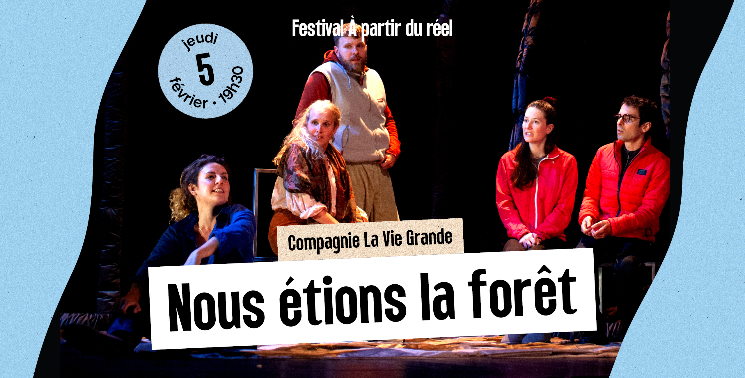 Festival À partir du réel – Slide d’accueil Visuel du festival À partir du réel : sur un fond bleu, des bras et mains entrelacés s’élèvent vers le ciel. Le texte annonce “Découvrez le programme ! Festival À partir du réel – théâtre, rencontres, expositions, littérature – du 8 janvier au 11 février”