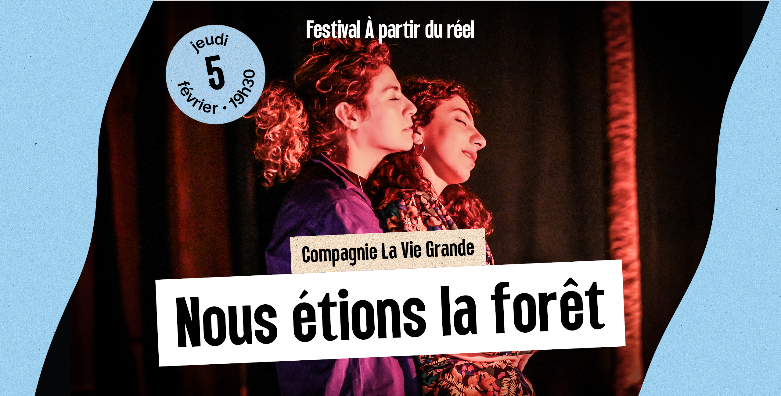 Festival À partir du réel – Slide d’accueil Visuel du festival À partir du réel : sur un fond bleu, des bras et mains entrelacés s’élèvent vers le ciel. Le texte annonce “Découvrez le programme ! Festival À partir du réel – théâtre, rencontres, expositions, littérature – du 8 janvier au 11 février”