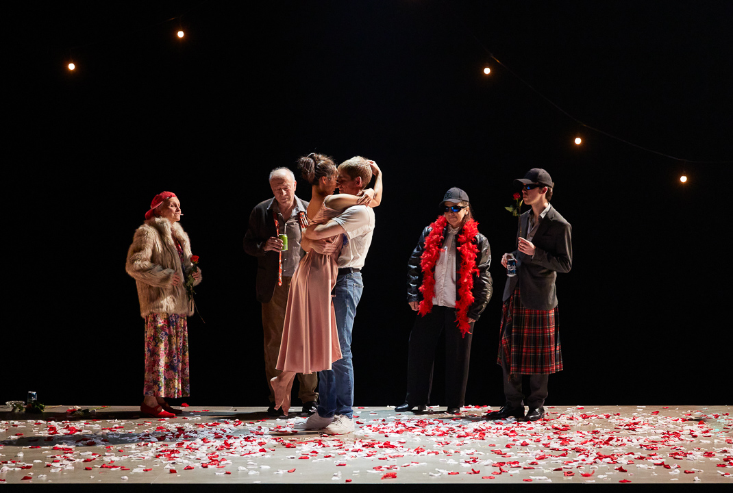 • LE CONTE D'HIVER • 

de William Shakespeare 
traduction Bernard-Marie Koltès (Éditions de minuit)

Sylvain Levitte • mise en scène et scénographie 
Clara Noël • collaboration artistique

Juliette Besançon • création lumière 
Olivier Renet • création son 
Sylvette Dequest • création costume 

avec

Mariana Araoz • Simon Bakhouche • Yejin Choi • Alex Lawther • Paul Lofferon • Laurence Mayor • Sacha de la Maîtrise des Hauts de Seine


production compagnie Les Choses ont leurs Secrets

coproductions Scène Nationale 61 - Alençon • le Conseil Départemental de l’Eure • la Région Normandie et le ministère de la Culture (DRAC Normandie)