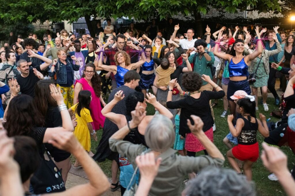 Foule de personnes qui dansent lors du concert participatif "Superbe(s)" du Group Berthe ©Vincent Curutchet
